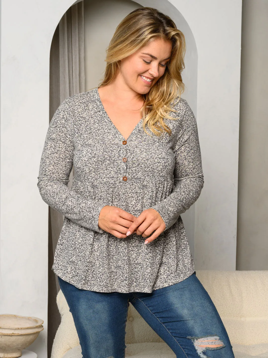 PLUS SIZE LONG SLEEVE V-NECK FLORAL TOP