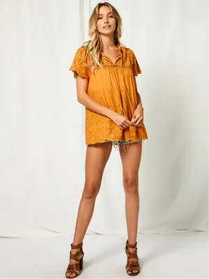 WOMEN'S SHORT SLEEVE V-NECK EYELET DETAILED TUNIC TOP