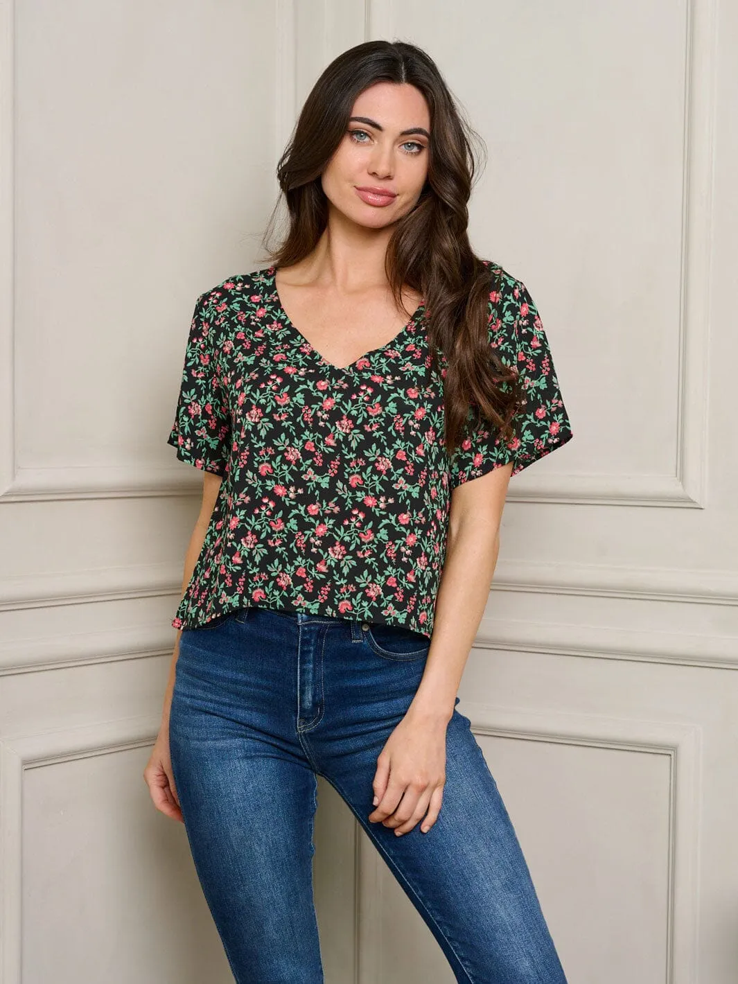 WOMEN'S SHORT SLEEVE V-NECK FLORAL TOP