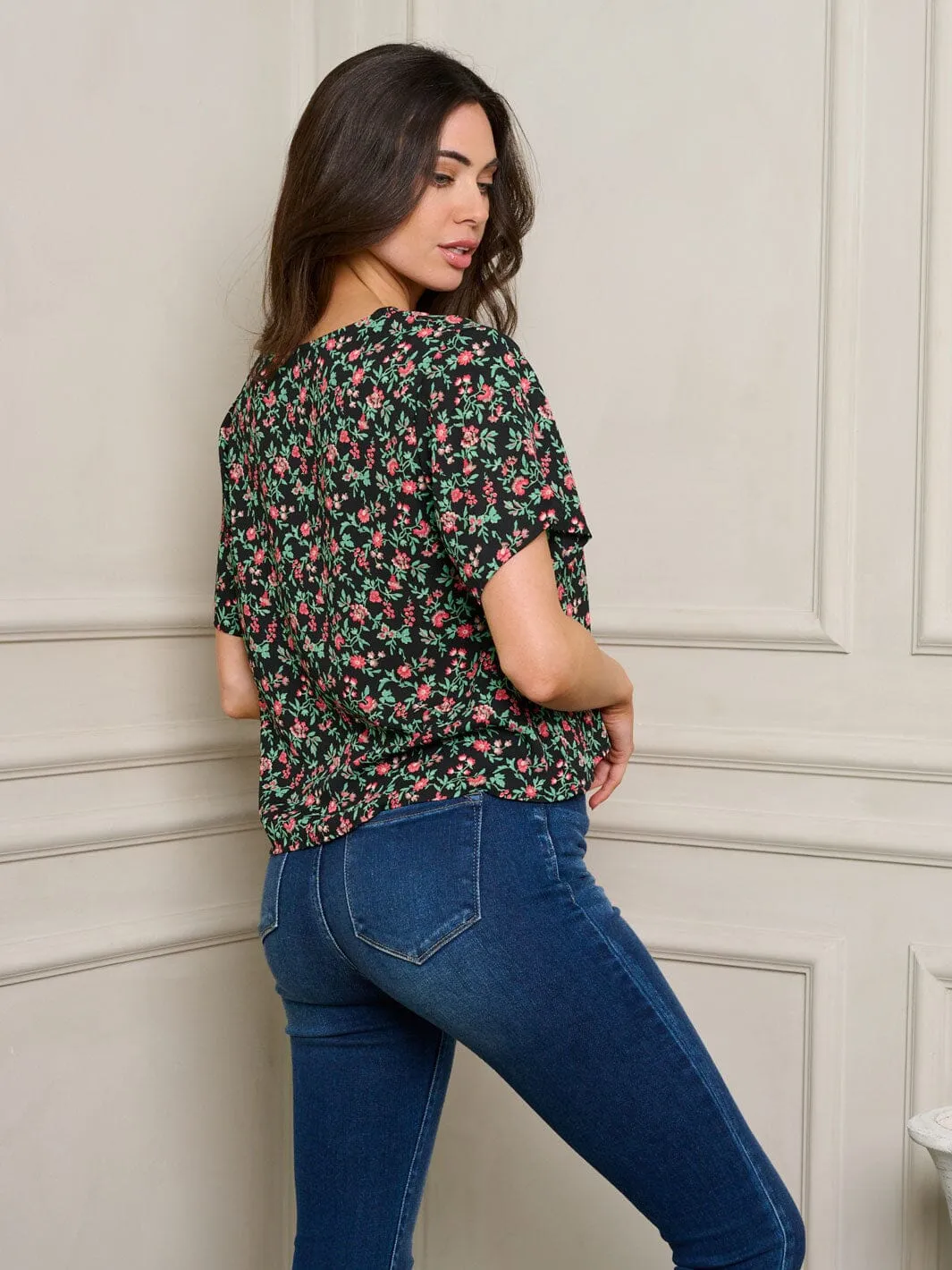 WOMEN'S SHORT SLEEVE V-NECK FLORAL TOP
