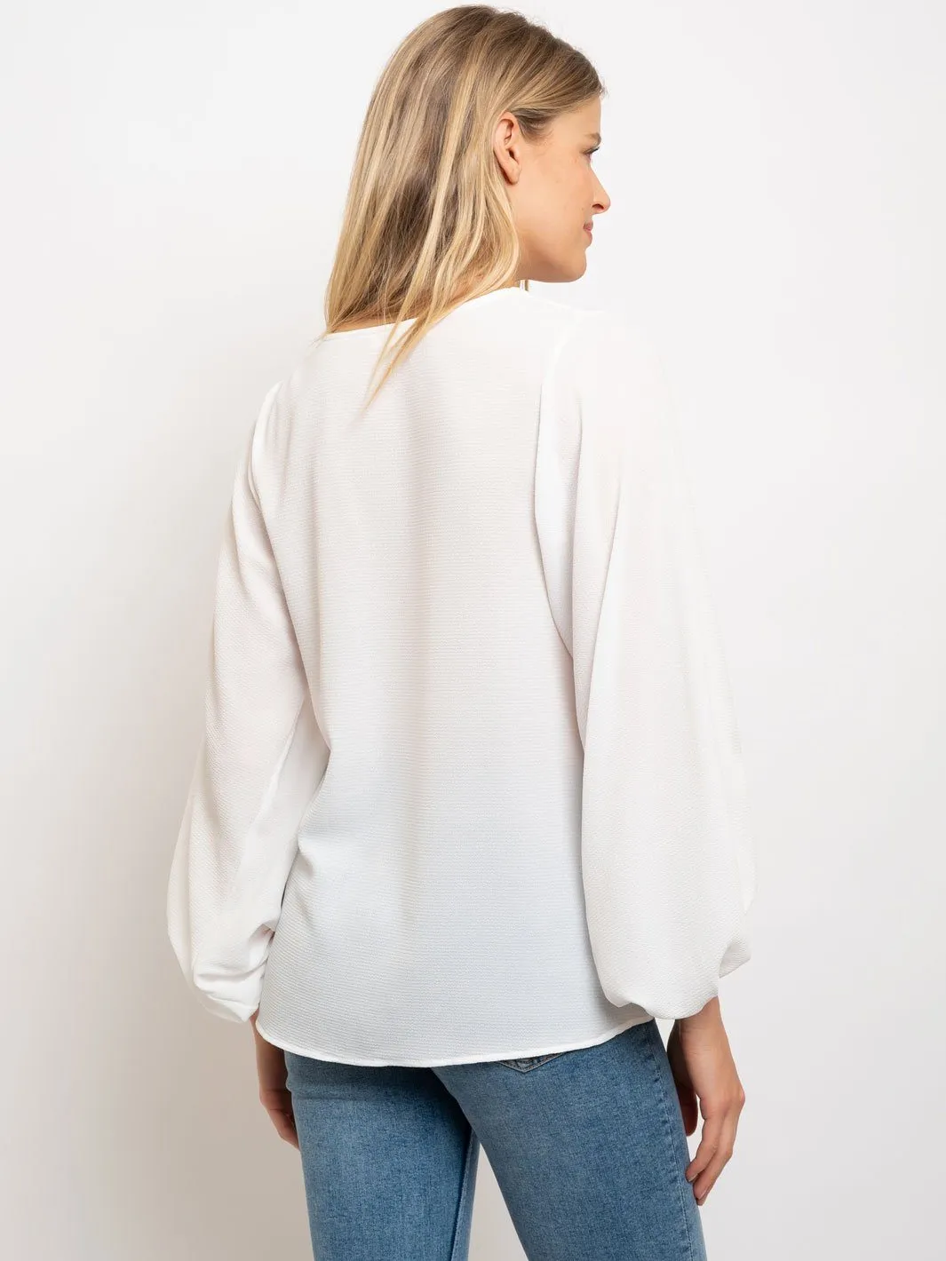 WOMEN'S SOLID LONG SLEEVE V-NECK TOP