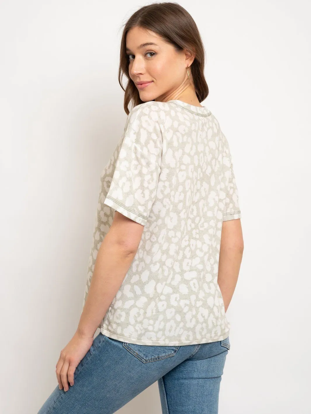WOMEN'S V-NECK SHORT SLEEVE TOP